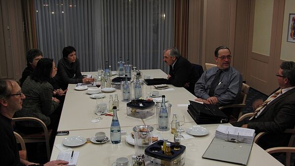 Gruppe sitzt am Tisch