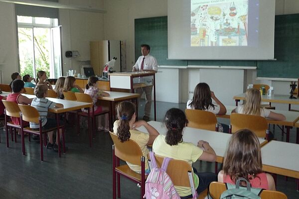 Kinder im Klassenraum
