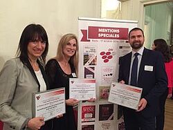 Dr.Szolnoki und seine Co Autorinnen mit Auszeichnungen in den Händen 