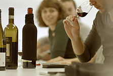 Ein Student riecht an einem Rotwein. Zwei Kommilitonen im Hintergrund schauen zu. © Hochschule Geisenheim