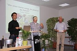 Männer während Vortrag