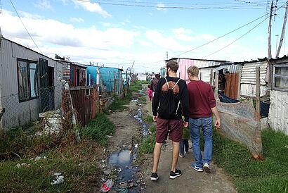 Nun sind wir mittendrin: etwas ungläubig mustern wir die Zustände in der informellen Siedlung. 