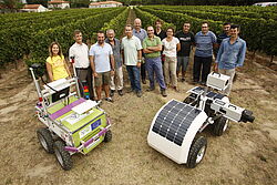 VineRobot und Gruppe vor Weinbergen