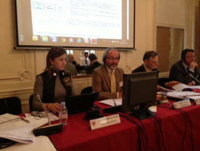 Personen am Tisch sitzend