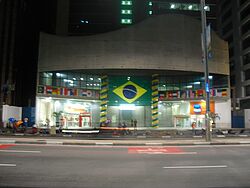 Flagge an einem Gebäude 