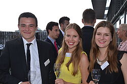 Zwei junge Frauen und ein junger Mann