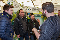 Unterhaltung am Stand