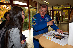 Astronaut TJ Creamer beim Unterschreiben