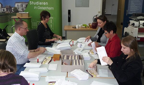 Team der Campus am Briefe fertig machen