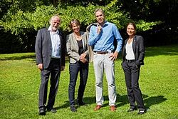 Ganzkoerper Gruppenfoto des Präsidums