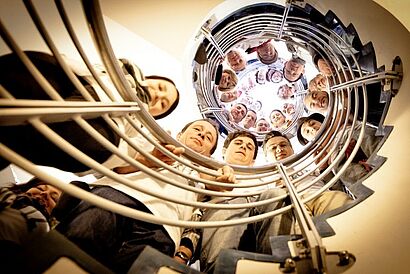 Teilnehmer stehen auf Wendeltreppe