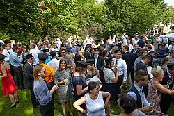 Aufnahme von seitlich oben der Besucher