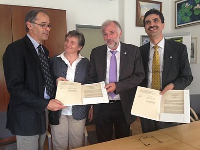 Die Geisenheimer Professoren Randolf Kauer (1.v.l.) und Otmar Löhnertz (2.v.r.) bei der Vertragsunterzeichnung in Wien mit BOKU-Rektor Gerzabek (1.v.r.) sowie Prof. Dr. Astrid Forneck.