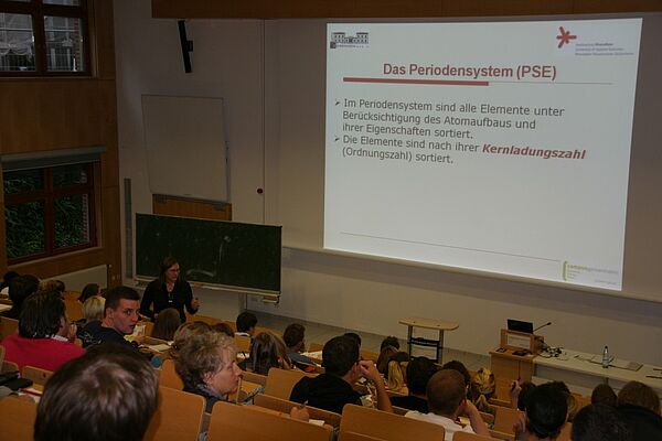 Prof. Dr. Mirjam Hey im gut gefüllten Gerd-Erbslöh-Hörsaal