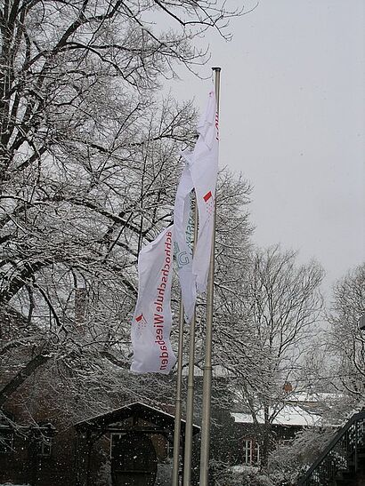 Fahnen und Schnee