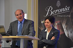 Mann und Frau halten Vortrag