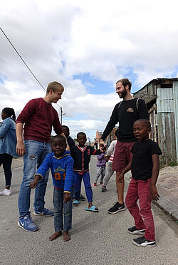 Keine Berührungsängste: die Kleinen bekommen vom Salto-Drehen nicht genug. Keine Berührungsängste: die Kleinen bekommen vom Salto-Drehen nicht genug.