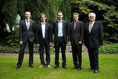 Foto (v.l.n.r.) RA Hans-Georg Muckermann, Vorstandsvorsitzender der Stiftung, Dr. Johannes Hadersdorfer, Dr. Grégory Pasquier, Dr. Armin Schüttler und Prof. Dr. Klaus Schaller, Kuratoriumsvorsitzender der Stiftung.
