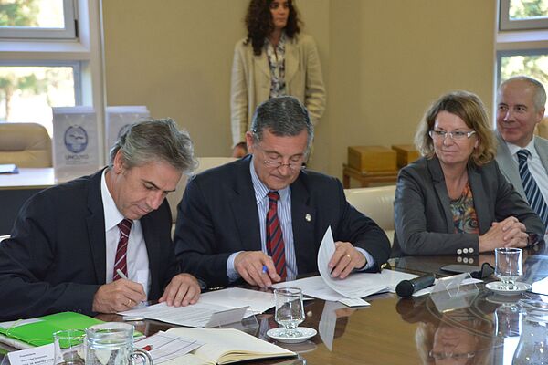 Aufnahme während der Unterzeichnung