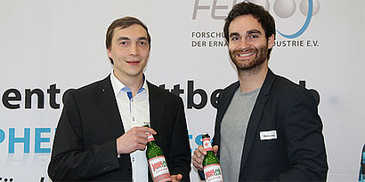 Maximilian Grimm und Benedikt Meinung präsentieren ihre Treber-Limonade Draffity
