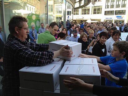 Männer packen Weinkisten