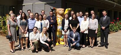 Studenten mit dem deutschen Botschafter