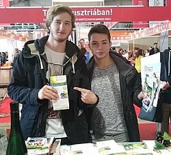 Jungs mit Infomaterial der HGU