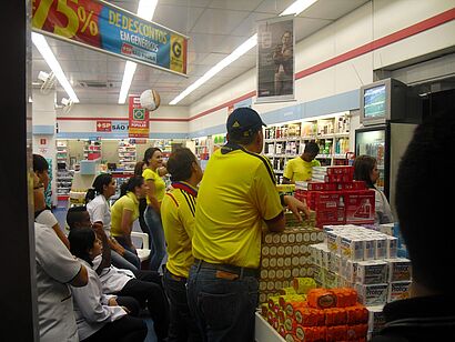 Fans stehen in Trikots in der Apotheke