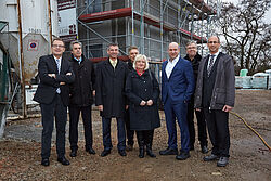 Gruppenbild auf der Baustelle