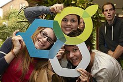 Studentinnen mit dem Hochschulzeichen