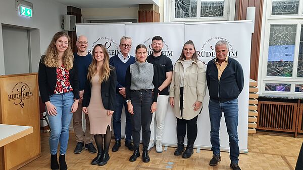 v.l.n.r. Annika Jescheck, Alexander von Birgelen, Nadja Hilfrich, Roger Baumeister, Hanna Waschek, Max Schroers, Jana Vogt, Bürgermeister Klaus Zapp; Bildquelle: S. Braun