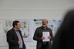 Männer im Vordergrund von Entwürfen