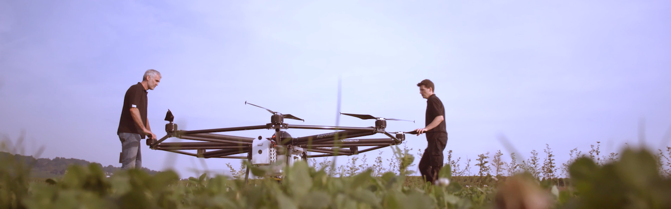 Zwei Männer stehen rechts und links von einer Drohne mit über vier Metern Durchmesser. © Hochschschule Geisenheim