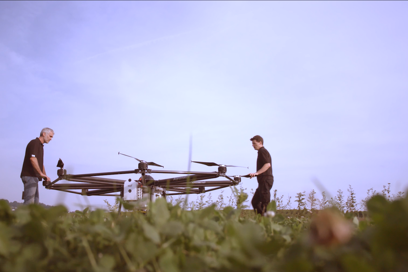 Zwei Männer stehen rechts und links von einer Drohne mit über vier Metern Durchmesser. © Hochschschule Geisenheim