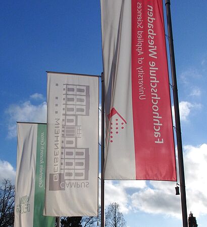 Fahnen von Geisenheim und blauer Himmel