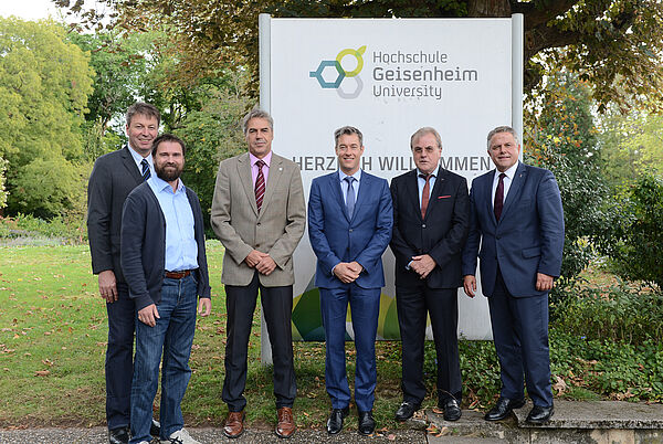 Gruppenbild vor Hochschulschild