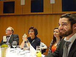 Figueras am Tisch sitzend