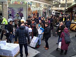 Menschenmenge beim Verkauf