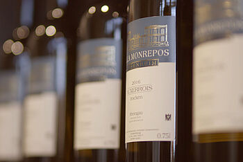 Weinflaschen mit dem Etikett des Weinguts der Hochschule Geisenheim. © Hochschule Geisenheim