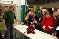 Mann schenkt Wein aus 