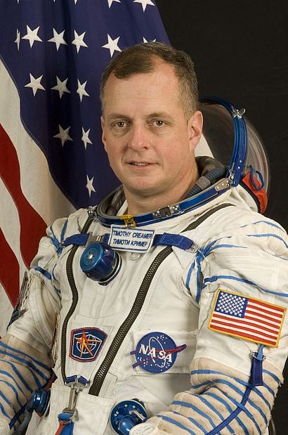 NASA-Astronaut TJ Creamer vor amerikanischer Flagge