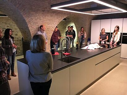 Gruppe um Kochbereich im Keller stehend