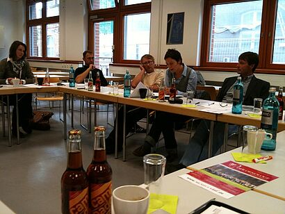 Studenten sitzen an tischen