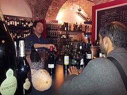 Mann schenkt Wein aus