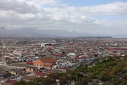 Blick über Khayelitsha. Im Hintergrund eine Bergkette vor Gordons Bay und die Südatlantikküste (Falls Bay) Blick über Khayelitsha. Im Hintergrund eine Bergkette vor Gordons Bay und die Südatlantikküste (Falls Bay)