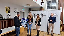 A. Jescheck und N. Hilfrich bei der Preisverleihung durch Bürgermeister Zapp, Bildquelle: S. Braun