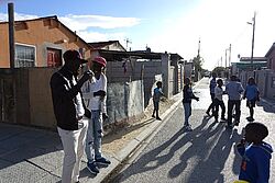 Unsere Gastgeber der Township Tour in ihrem Viertel. Unsere Gastgeber der Township Tour in ihrem Viertel.