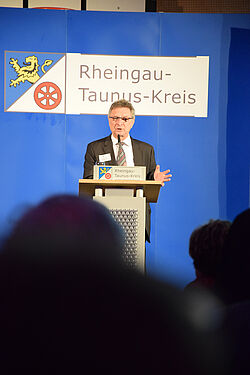 Staatssekretär während Rede