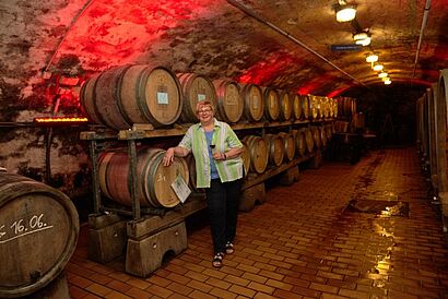 Prof.Dr.Christmann vor Weinfaessern 