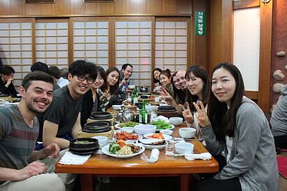 Studenten beim Essen am Tisch